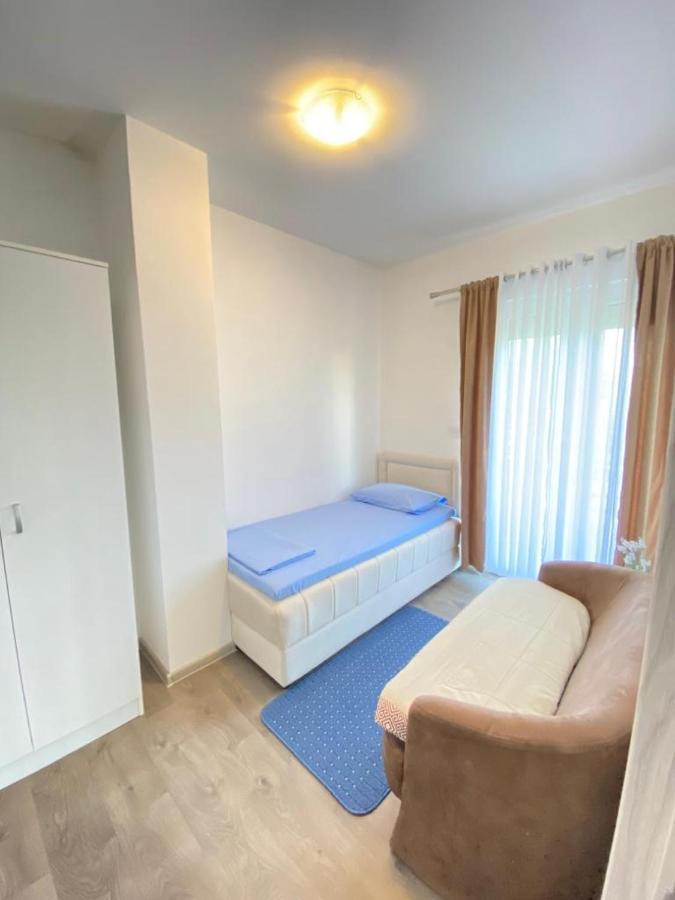 Home Mia Airport Podgorica Eksteriør billede