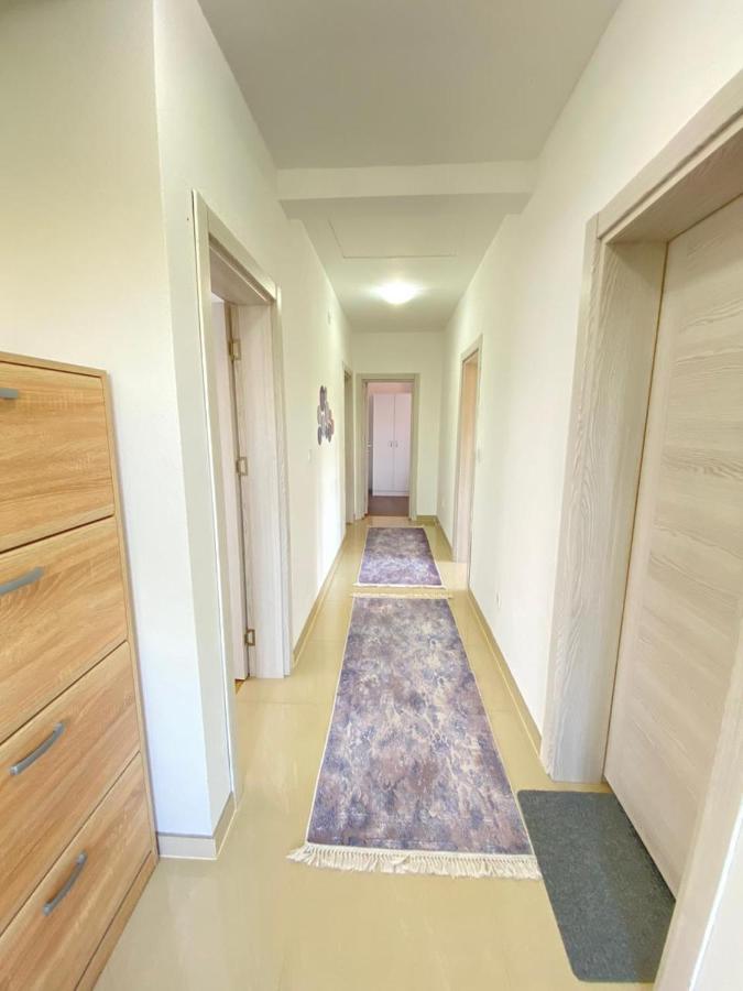 Home Mia Airport Podgorica Eksteriør billede