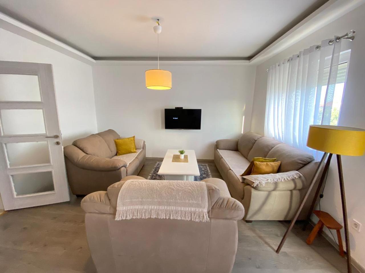 Home Mia Airport Podgorica Eksteriør billede