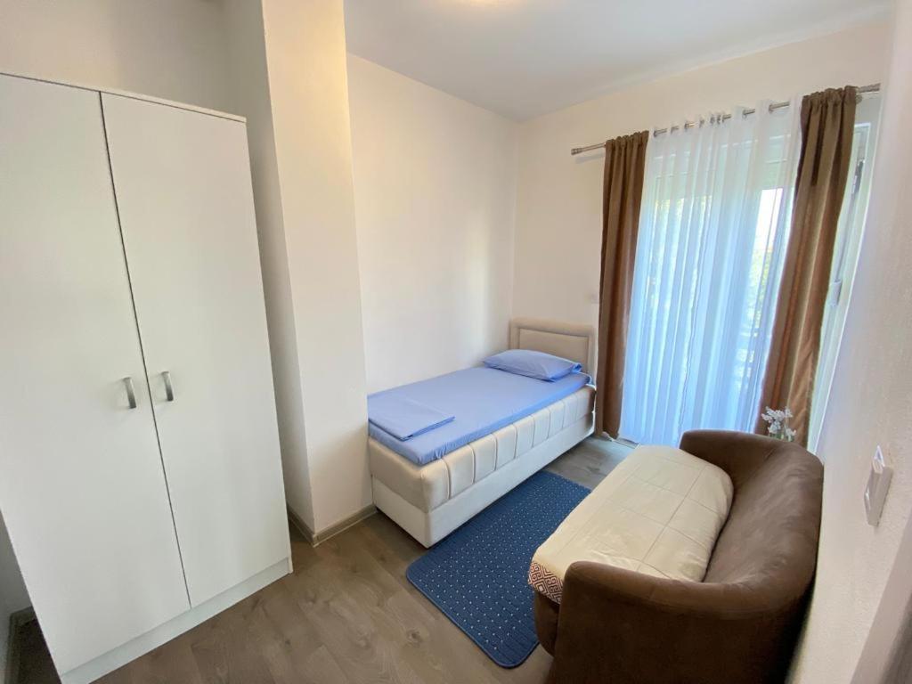 Home Mia Airport Podgorica Eksteriør billede