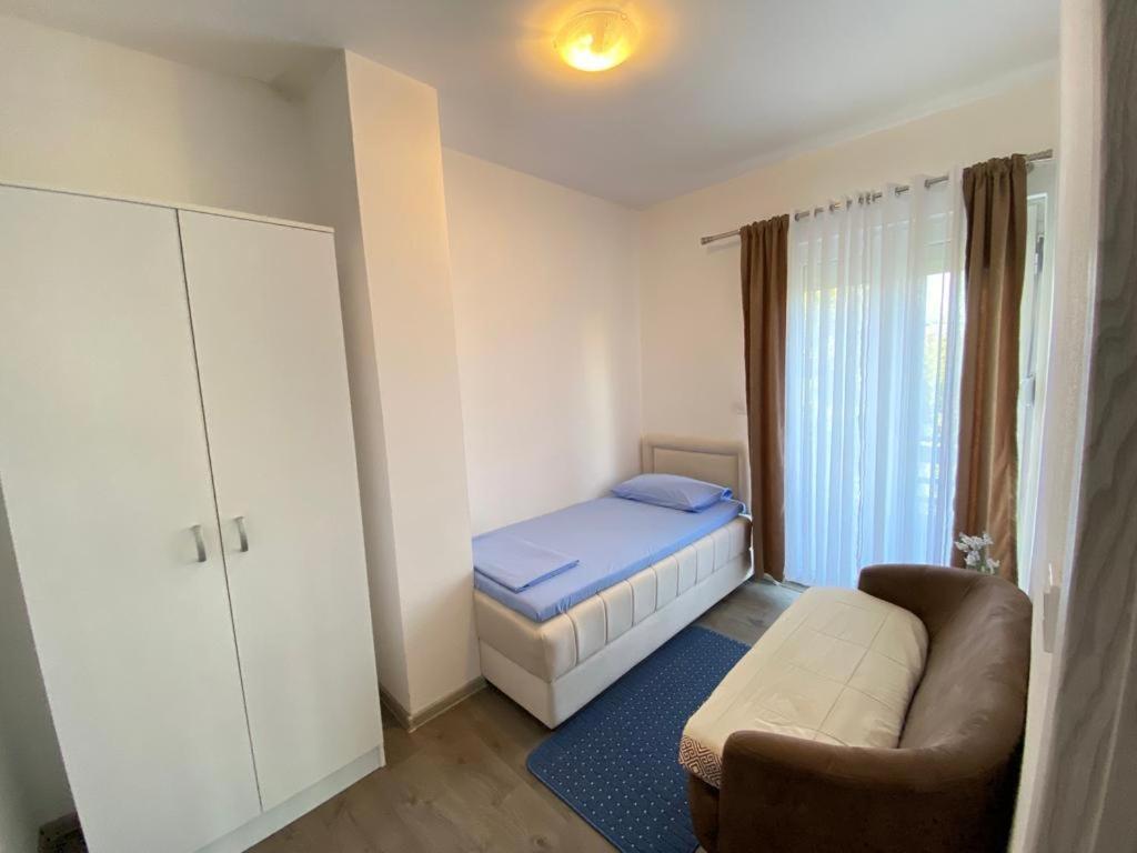 Home Mia Airport Podgorica Eksteriør billede
